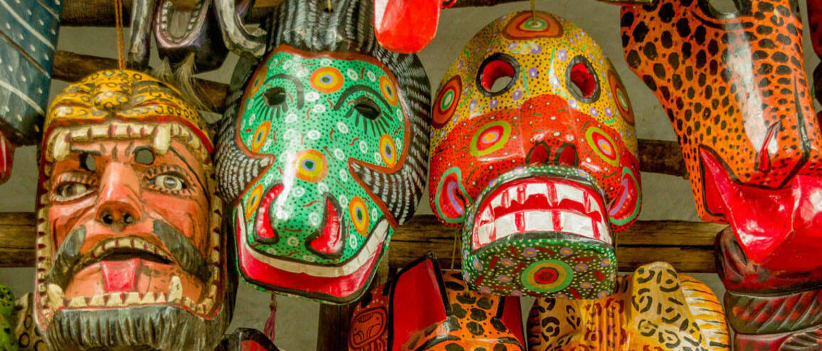 Voyage Guatemala masques au marché