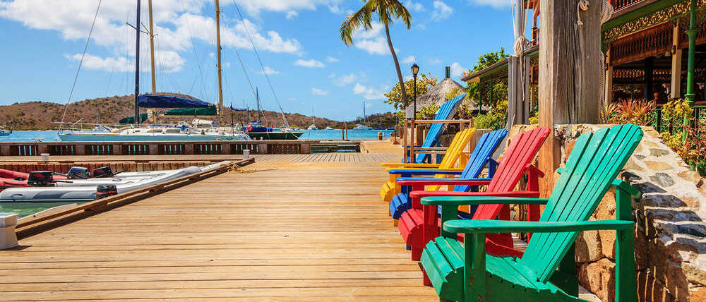 Voyage Iles Vierges britanniques port et fauteuils colorés
