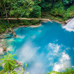 Séjour en Jamaique Voyage Bohème chic vue luxuriante cascade d'eau vive