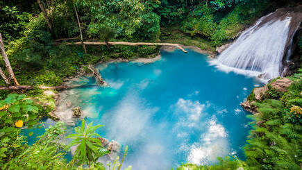 Séjour en Jamaique Voyage Bohème chic vue luxuriante cascade d'eau vive