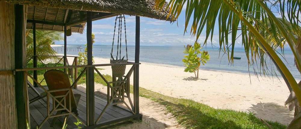 Voyage à Madagascar cap à l'Est bungalow de plage sur l'ile aux nattes
