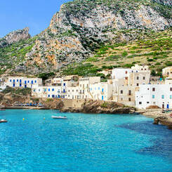 Séjour dans les Iles Egades vue de bord de mer en Italie