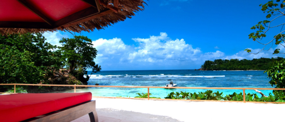 Voyage Jamaïque terrasse hôtel de charme aec vue mer à Port Antonio