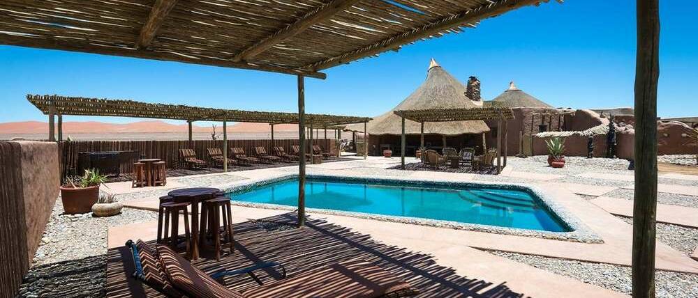 Voyage Namibie piscine lodge de charme dans le désert du Namib
