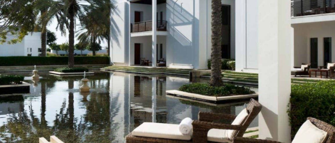 Voyage Oman terrasse avec bassin hôtel de charme Mascate
