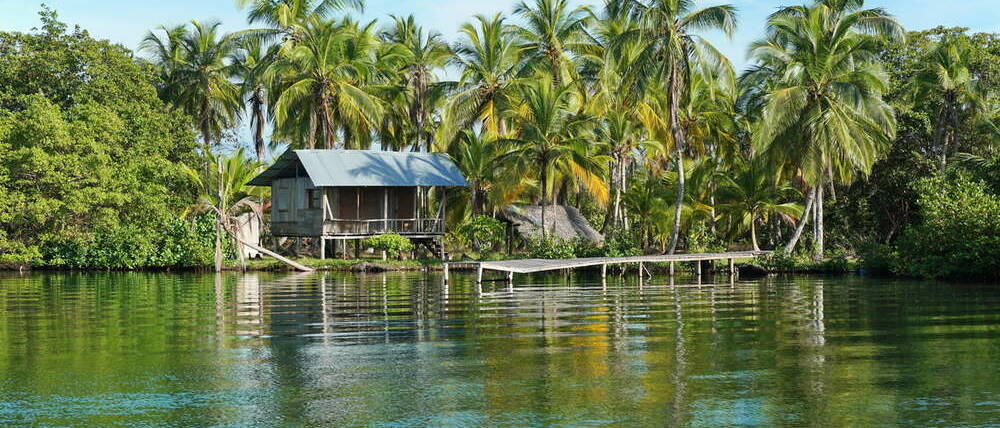 Voyage Panama Bocas del Toro rivière et habitation