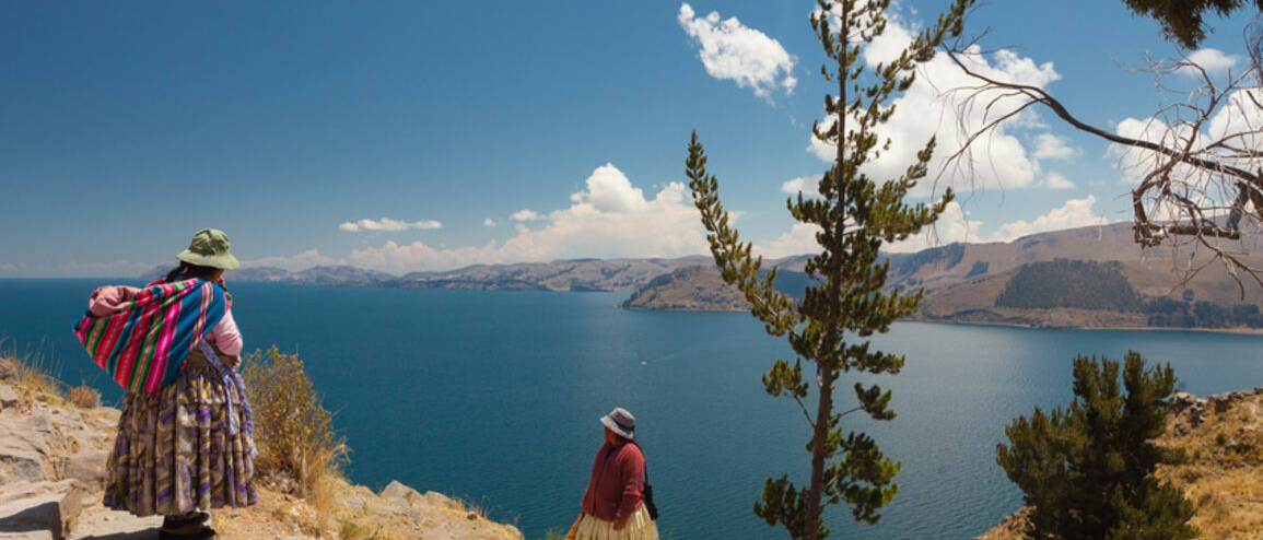 Voyage Pérou péruviennes en tenue traditionnelle Lac Titicaca