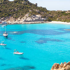 Séjour en Sardaigne avec Voyage Bohème Chic vue de voiliers au mouillage