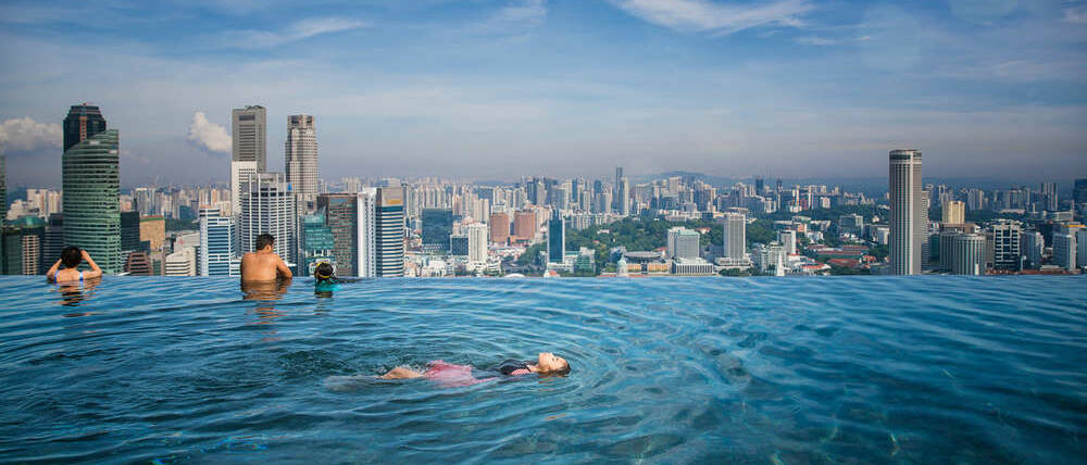 Voyage Singapour piscine hôtel vue sur la ville